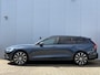 Volvo V60 T6 Plug-in hybrid AWD AUT8 335PK Essential | 20" Lichtmetalen velgen | Lederen bekleding | Climate Pack | Driver Assist Pack | pPark Assist voor & achter met camera | Donkere hemelbekleding | Getint glas | Trekhaak semi elektrisch inklapbaar