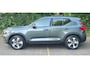 Volvo XC40 2.0 B3 Ultra Dark MY 2026 - 19” Wielen - Panoramadak - Harman Kardon Audio - 360 Cam - Climate - R980 Interieur – warming – Power seats met memory - Full led koplampen – Donkere hemel - Binnenkort beschikbaar