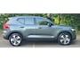 Volvo XC40 2.0 B3 Ultra Dark MY 2026 - 19” Wielen - Panoramadak - Harman Kardon Audio - 360 Cam - Climate - R980 Interieur – warming – Power seats met memory - Full led koplampen – Donkere hemel - Binnenkort beschikbaar