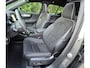 Volvo XC40 2.0 B3 Ultra Dark MY 2026 - 19” Wielen - Panoramadak - Harman Kardon Audio - 360 Cam - Climate - R980 Interieur – warming – Power seats met memory - Full led koplampen – Donkere hemel - Binnenkort beschikbaar