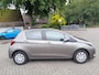 Toyota Yaris 1.0 VVT-i Trend In nederland nieuw geleverde goed onderhouden auto met navigatie,achteruitrijcamera en airco!