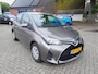 Toyota Yaris 1.0 VVT-i Trend In nederland nieuw geleverde goed onderhouden auto met navigatie,achteruitrijcamera en airco!