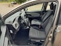 Toyota Yaris 1.0 VVT-i Trend In nederland nieuw geleverde goed onderhouden auto met navigatie,achteruitrijcamera en airco!
