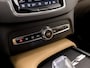 Volvo XC90 2.0 T8 Recharge AWD Plus Bright 7 Persoons 456Pk Automaat (ULTIMATE DARK, PANORAMADAK, LUCHTVERING, BOWERS&WILKINS, ALCANTARA HEMELBEKLEDING, HEAD-UP DISPLY, MEMORY SEATS, 360 CAMERA, STOELVENTILATIE, TREKHAAK, NIEUWSTAAT)