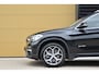 BMW X1 sDrive20i Centennial High Executive * Head-up * Sportstoelen * Trekhaak * LED * Sfeerverlichting *