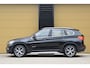BMW X1 sDrive20i Centennial High Executive * Head-up * Sportstoelen * Trekhaak * LED * Sfeerverlichting *