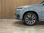 Volvo XC90 T8 AWD Recharge Ultimate Dark Long Range | Trekhaak | 360 Camera | Head-Up Display | Harman Kardon | 455pk | All Season banden | Adaptieve Cruise Control | Stoelverwarming voor+achter | Stuurwielverwarming | Schuifdak | Standkachel met Volvo On Call App | Full LED Meesturende koplampen | Pilot Assist | BLIS Dode Hoek Detectie | Alcantara hemelbekleding | Lederen zonnekleppen en handgrepen | Elektrische voorstoelen geheugen | R-Design Contour stoelen met wit stiksel en bies | Zitting verlenging voorstoelen | Lederen dashboard | 20 Inch | Google Infotainment | Keyless Drive | Privacy Glass | Elektrisch bedienbare achterklep | Geïntegreerd kinderzitje achterin | Geïntegreerde zongordijnen achterportieren | Verlichte instaplijsten | 7-Persoons | 4-Zone Climate Control | DAB Radio | Apple Carplay/Android Auto | Thunder Grey Metallic |