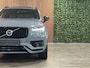 Volvo XC90 T8 AWD Recharge Ultimate Dark Long Range | Trekhaak | 360 Camera | Head-Up Display | Harman Kardon | 455pk | All Season banden | Adaptieve Cruise Control | Stoelverwarming voor+achter | Stuurwielverwarming | Schuifdak | Standkachel met Volvo On Call App | Full LED Meesturende koplampen | Pilot Assist | BLIS Dode Hoek Detectie | Alcantara hemelbekleding | Lederen zonnekleppen en handgrepen | Elektrische voorstoelen geheugen | R-Design Contour stoelen met wit stiksel en bies | Zitting verlenging voorstoelen | Lederen dashboard | 20 Inch | Google Infotainment | Keyless Drive | Privacy Glass | Elektrisch bedienbare achterklep | Geïntegreerd kinderzitje achterin | Geïntegreerde zongordijnen achterportieren | Verlichte instaplijsten | 7-Persoons | 4-Zone Climate Control | DAB Radio | Apple Carplay/Android Auto | Thunder Grey Metallic |