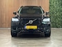 Volvo XC90 T8 AWD Recharge Ultra Dark | Luchtvering | Trekhaak | 360 Camera | Head-Up Display | Harman Kardon | 455pk | Adaptieve Cruise Control | Stoelverwarming voor+achter | Stuurwielverwarming | Schuifdak | Full LED Meesturende koplampen | Pilot Assist | BLIS Dode Hoek Detectie | Alcantara hemelbekleding | Lederen zonnekleppen en handgrepen | Elektrische voorstoelen geheugen | Lederen bekleding | Zitting verlenging voorstoelen | Lederen dashboard | 20 Inch | Google Infotainment | Keyless Drive | Privacy Glass | Elektrisch bedienbare achterklep | Geïntegreerd kinderzitje achterin | Geïntegreerde zongordijnen achterportieren | Verlichte instaplijsten | 7-Persoons | 4-Zone Climate Control | DAB Radio | Apple Carplay/Android Auto | Alarm Klasse III | Onyx Black Metallic |