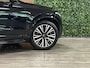 Volvo XC90 T8 AWD Recharge Ultra Dark | Luchtvering | Trekhaak | 360 Camera | Head-Up Display | Harman Kardon | 455pk | Adaptieve Cruise Control | Stoelverwarming voor+achter | Stuurwielverwarming | Schuifdak | Full LED Meesturende koplampen | Pilot Assist | BLIS Dode Hoek Detectie | Alcantara hemelbekleding | Lederen zonnekleppen en handgrepen | Elektrische voorstoelen geheugen | Lederen bekleding | Zitting verlenging voorstoelen | Lederen dashboard | 20 Inch | Google Infotainment | Keyless Drive | Privacy Glass | Elektrisch bedienbare achterklep | Geïntegreerd kinderzitje achterin | Geïntegreerde zongordijnen achterportieren | Verlichte instaplijsten | 7-Persoons | 4-Zone Climate Control | DAB Radio | Apple Carplay/Android Auto | Alarm Klasse III | Onyx Black Metallic |