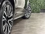 Volvo XC90 T8 AWD Recharge Ultra Dark | Luchtvering | Trekhaak | 360 Camera | Head-Up Display | Harman Kardon | 455pk | Adaptieve Cruise Control | Stoelverwarming voor+achter | Stuurwielverwarming | Schuifdak | Full LED Meesturende koplampen | Pilot Assist | BLIS Dode Hoek Detectie | Alcantara hemelbekleding | Lederen zonnekleppen en handgrepen | Elektrische voorstoelen geheugen | Lederen bekleding | Zitting verlenging voorstoelen | Lederen dashboard | 20 Inch | Google Infotainment | Keyless Drive | Privacy Glass | Elektrisch bedienbare achterklep | Geïntegreerd kinderzitje achterin | Geïntegreerde zongordijnen achterportieren | Verlichte instaplijsten | 7-Persoons | 4-Zone Climate Control | DAB Radio | Apple Carplay/Android Auto | Alarm Klasse III | Onyx Black Metallic |