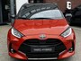 Toyota Yaris 1.5 Hybrid Executive HEAD-UP AD-CRUISE JBL-AUDIO APPLE/ANDROID CLIMA KEYLESS BLIND-SPOT PARK-SENSOR STOELVERWARMING LM-VELGEN 17"