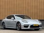 Porsche Panamera 4.8 Turbo | Facelift! | Origineel Nederlands | 520 PK! | Luchtvering | Apple Carplay | Android Auto | 20" Lichtmetaal | Leder | 360° Camera | Bose | Memory Stoelen |