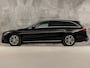 Mercedes-Benz C-klasse 350 e AMG Deluxe Sport 279Pk Automaat (NAVIGATIE, LUCHTVERING, MEMORY SEATS, CAMERA, TREKHAAK, ADAPTIVE CRUISE, SFEERVERLICHTING, KEYLESS START, ELEK ACHTERKLEP, GETINT GLAS, NIEUWSTAAT)