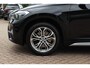 BMW X1 sDrive20i High Executive / Panoramadak / Leder / CarPlay / Parkeerhulp V+A / 18'' / Sportstoelen / DAB / Stoelverwarming / Cruise Control