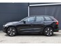 Volvo XC60 T6 Plug-in hybrid AWD Plus Dark | Head Up Display | Semi elektrische trekhaak | 360 Graden Camera | Panoramisch Schuif-/Kanteldak | All Season banden | Google Navigatie | Adaptieve Cruise Control | BLIS |