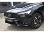 Volvo XC60 T6 Plug-in hybrid AWD Plus Dark | Head Up Display | Semi elektrische trekhaak | 360 Graden Camera | Panoramisch Schuif-/Kanteldak | All Season banden | Google Navigatie | Adaptieve Cruise Control | BLIS |