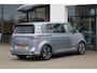 Volkswagen ID. Buzz 1st 77kWh SOH 94,55% | 204PK / 150kW, NL auto, wegklapbare trekhaak, 20" 'Solna' LMV, LED Matrix (IQ.Lights), stoel- en stuurwielverwarming, privacy glas, achteruitrijcamera, climatronic, adaptieve cruise control (acc), navigatie, keyless entry & go, verwarmbare voorruit, 2x schuifdeur, DAB+, Apple Carplay / Android Auto, elektrisch verstel-, verwarm- en inklapbare buitenspiegels, multifunctioneel stuurwiel, parkeersensoren voor en achter (pdc)