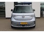 Volkswagen ID. Buzz 1st 77kWh SOH 94,55% | 204PK / 150kW, NL auto, wegklapbare trekhaak, 20" 'Solna' LMV, LED Matrix (IQ.Lights), stoel- en stuurwielverwarming, privacy glas, achteruitrijcamera, climatronic, adaptieve cruise control (acc), navigatie, keyless entry & go, verwarmbare voorruit, 2x schuifdeur, DAB+, Apple Carplay / Android Auto, elektrisch verstel-, verwarm- en inklapbare buitenspiegels, multifunctioneel stuurwiel, parkeersensoren voor en achter (pdc)