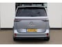 Volkswagen ID. Buzz 1st 77kWh SOH 94,55% | 204PK / 150kW, NL auto, wegklapbare trekhaak, 20" 'Solna' LMV, LED Matrix (IQ.Lights), stoel- en stuurwielverwarming, privacy glas, achteruitrijcamera, climatronic, adaptieve cruise control (acc), navigatie, keyless entry & go, verwarmbare voorruit, 2x schuifdeur, DAB+, Apple Carplay / Android Auto, elektrisch verstel-, verwarm- en inklapbare buitenspiegels, multifunctioneel stuurwiel, parkeersensoren voor en achter (pdc)