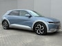 Hyundai Ioniq 5 Lounge 77.4 kWh / SOH 100% / Fabrieksgarantie t/m 03-2028 / 8 jaar Batterijgarantie vanaf nieuw / Dealer onderhouden / CCS snelladen / Trekgewicht 1600 kg / Warmtepomp / Head Up Display / Elektrische achterklep / Rondomzicht camera / Stuur- Stoel & Achterbank verwarming / Stoelventilatie /