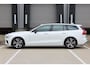 Volvo V60 B3 R-design | Adaptieve Cruise Control met Pilot Assist | Verwarmbare voorstoelen + stuurwiel | Park Assist voor + achter | Parkeercamera | Blind Spot | Elektrisch bedienbare bestuurdersstoel