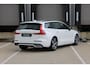 Volvo V60 B3 R-design | Adaptieve Cruise Control met Pilot Assist | Verwarmbare voorstoelen + stuurwiel | Park Assist voor + achter | Parkeercamera | Blind Spot | Elektrisch bedienbare bestuurdersstoel