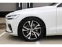 Volvo V60 B3 R-design | Adaptieve Cruise Control met Pilot Assist | Verwarmbare voorstoelen + stuurwiel | Park Assist voor + achter | Parkeercamera | Blind Spot | Elektrisch bedienbare bestuurdersstoel