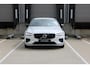 Volvo V60 B3 R-design | Adaptieve Cruise Control met Pilot Assist | Verwarmbare voorstoelen + stuurwiel | Park Assist voor + achter | Parkeercamera | Blind Spot | Elektrisch bedienbare bestuurdersstoel