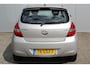 Hyundai i20 1.4i-101pk DynamicVersion. Voor de snelle beslisser, nette Hyundai ! Airco, 5-drs, radio/cd, trekhaak met afneemb. kogel, metallic lak etc.
