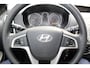Hyundai i20 1.4i-101pk DynamicVersion. Voor de snelle beslisser, nette Hyundai ! Airco, 5-drs, radio/cd, trekhaak met afneemb. kogel, metallic lak etc.
