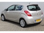 Hyundai i20 1.4i-101pk DynamicVersion. Voor de snelle beslisser, nette Hyundai ! Airco, 5-drs, radio/cd, trekhaak met afneemb. kogel, metallic lak etc.