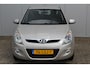 Hyundai i20 1.4i-101pk DynamicVersion. Voor de snelle beslisser, nette Hyundai ! Airco, 5-drs, radio/cd, trekhaak met afneemb. kogel, metallic lak etc.