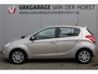 Hyundai i20 1.4i-101pk DynamicVersion. Voor de snelle beslisser, nette Hyundai ! Airco, 5-drs, radio/cd, trekhaak met afneemb. kogel, metallic lak etc.