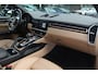 Porsche Cayenne 3.0 E-Hybrid / Trekhaak / Panoramadak / Camera / Head-up / 21'' / Achterasbesturing / Luchtvering / Sportchrono / Bose / Softclose / Dodehoek / Keyless / DAB / Stuurverwarming / Stoelverwarming