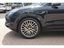 Porsche Cayenne 3.0 E-Hybrid / Trekhaak / Panoramadak / Camera / Head-up / 21'' / Achterasbesturing / Luchtvering / Sportchrono / Bose / Softclose / Dodehoek / Keyless / DAB / Stuurverwarming / Stoelverwarming