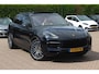 Porsche Cayenne 3.0 E-Hybrid / Trekhaak / Panoramadak / Camera / Head-up / 21'' / Achterasbesturing / Luchtvering / Sportchrono / Bose / Softclose / Dodehoek / Keyless / DAB / Stuurverwarming / Stoelverwarming