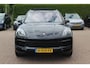 Porsche Cayenne 3.0 E-Hybrid / Trekhaak / Panoramadak / Camera / Head-up / 21'' / Achterasbesturing / Luchtvering / Sportchrono / Bose / Softclose / Dodehoek / Keyless / DAB / Stuurverwarming / Stoelverwarming