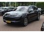 Porsche Cayenne 3.0 E-Hybrid / Trekhaak / Panoramadak / Camera / Head-up / 21'' / Achterasbesturing / Luchtvering / Sportchrono / Bose / Softclose / Dodehoek / Keyless / DAB / Stuurverwarming / Stoelverwarming