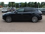 Porsche Cayenne 3.0 E-Hybrid / Trekhaak / Panoramadak / Camera / Head-up / 21'' / Achterasbesturing / Luchtvering / Sportchrono / Bose / Softclose / Dodehoek / Keyless / DAB / Stuurverwarming / Stoelverwarming