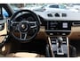 Porsche Cayenne 3.0 E-Hybrid / Trekhaak / Panoramadak / Camera / Head-up / 21'' / Achterasbesturing / Luchtvering / Sportchrono / Bose / Softclose / Dodehoek / Keyless / DAB / Stuurverwarming / Stoelverwarming
