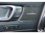 Volvo XC40 T5 Recharge Plus Dark - Panorama/schuifdak - IntelliSafe Assist - Harman/Kardon audio - Parkeercamera achter - Verwarmde voorstoelen & stuur - Parkeersensoren voor & achter - Elektr. bedienb. voorstoelen met geheugen links - Draadloze tel. lader - Extra getint glas - 19' LMV