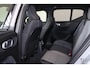 Volvo XC40 T5 Recharge Plus Dark - Panorama/schuifdak - IntelliSafe Assist - Harman/Kardon audio - Parkeercamera achter - Verwarmde voorstoelen & stuur - Parkeersensoren voor & achter - Elektr. bedienb. voorstoelen met geheugen links - Draadloze tel. lader - Extra getint glas - 19' LMV