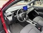 Toyota Corolla Cross 2.0 High Power Hybrid DYNAMIC STOEL/STUURVERW 4S-BANDEN NAVI CAMERA APPLE/ANDROID 17' LM-VELGEN CLIMA AD-CRUISE 2-2023, 19.912 Km, Hybride benzine, Automaat, 197 pk, Lava Red Parelmoer, BTW, Gebruikt, Virtuele voorraad , van Leussen Zwolle