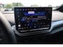 Volkswagen ID.4 Pro Limited Edition 77 kWh Black Pack, leder / alcantara, achteruitrijcamera, navigatie, achteruitrijcamera, stoel en stuurwiel verwarming, 19" LMV, keyless entry, adaptieve cruise control (ACC), elektrisch verstel-, verwarm- en inklapbare spiegels (spiegelpakket), park assist, dodehoekdetectie (side assist),