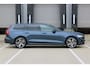 Volvo V60 T6 Plug-in hybrid AWD Plus Dark | Beschikbaar vanaf 10-2026 | Harman Kardon Premium sound | Google Navigatie | BLIS | Adaptieve Cruise Control | Pilot Assist | Stuur-/Stoelverwarming | Elektrisch verstelbare stoelen voor met memory | Parkeercamera | 19 inch Lichtmetalen velgen |