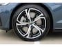 Volvo V60 T6 Plug-in hybrid AWD Plus Dark | Beschikbaar vanaf 10-2026 | Harman Kardon Premium sound | Google Navigatie | BLIS | Adaptieve Cruise Control | Pilot Assist | Stuur-/Stoelverwarming | Elektrisch verstelbare stoelen voor met memory | Parkeercamera | 19 inch Lichtmetalen velgen |