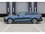 Volvo V60 T6 Plug-in hybrid AWD Plus Dark | Beschikbaar vanaf 10-2026 | Harman Kardon Premium sound | Google Navigatie | BLIS | Adaptieve Cruise Control | Pilot Assist | Stuur-/Stoelverwarming | Elektrisch verstelbare stoelen voor met memory | Parkeercamera | 19 inch Lichtmetalen velgen |