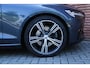 Volvo V60 B4 R-Design | Panoramadak | Premium audio by Harman Kardon | Head-up display | Verwarmbare voorstoelen en stuurwiel | 19 inch Lichtmetalen velgen