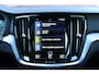 Volvo V60 B4 R-Design | Panoramadak | Premium audio by Harman Kardon | Head-up display | Verwarmbare voorstoelen en stuurwiel | 19 inch Lichtmetalen velgen